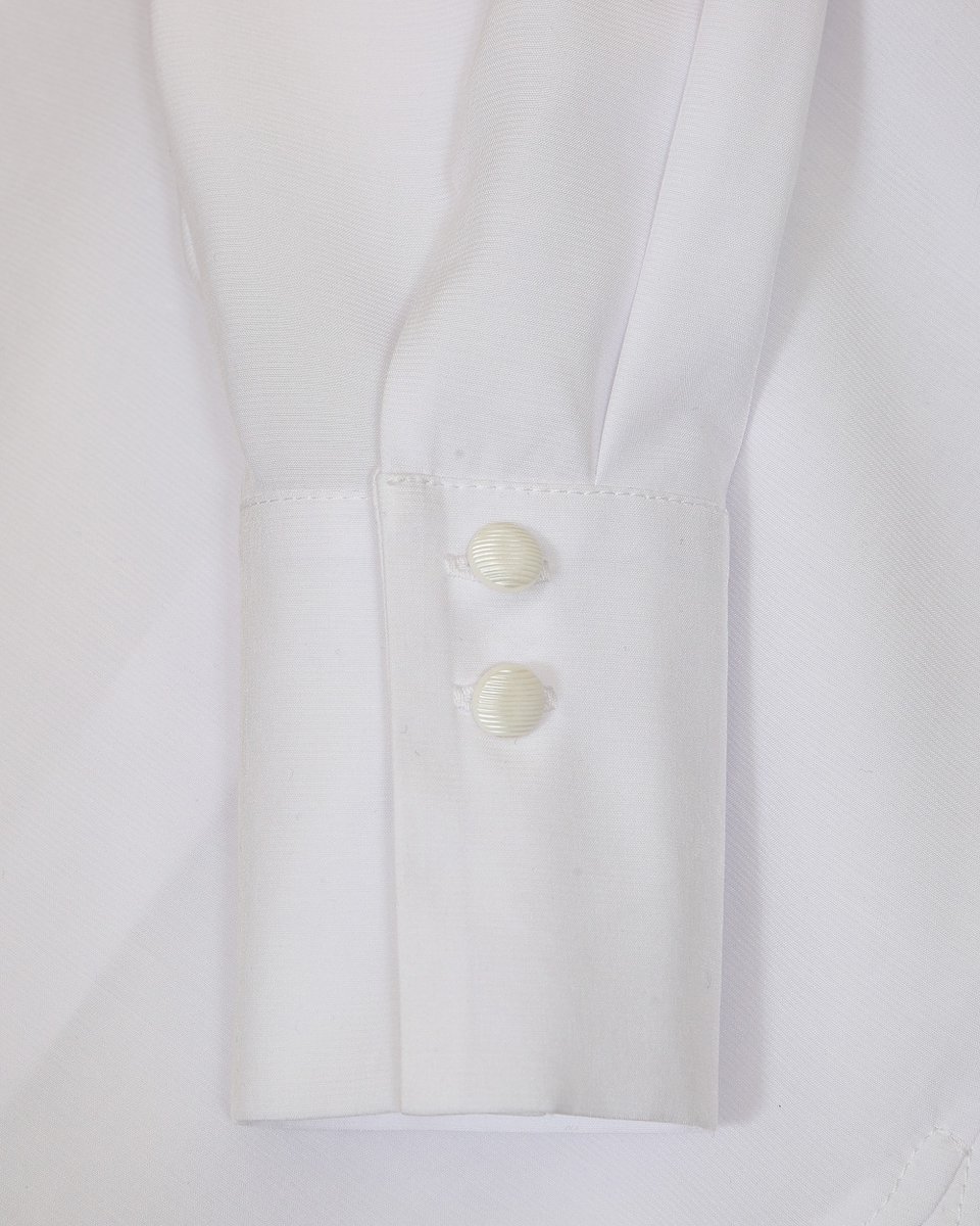 Белая блуза с кисточками на воротнике