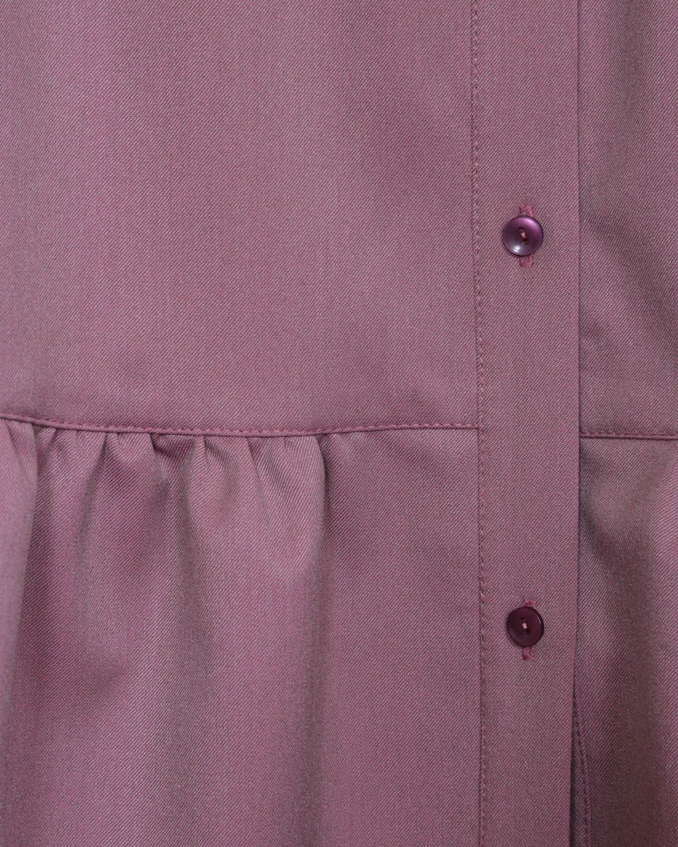 Платье розового цвета с воланами, воротником стойкой и ремнем